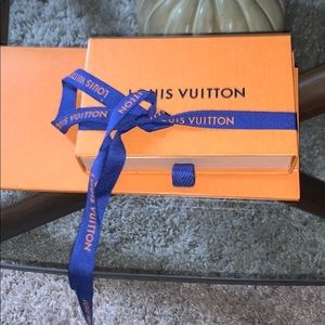 LV Small pull out box, w ribbon